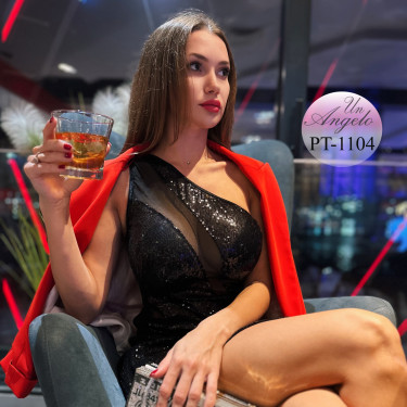 Атрактивна Черна Babydoll Мини Рокля с Голо Рамо и Лъскави Пайети
